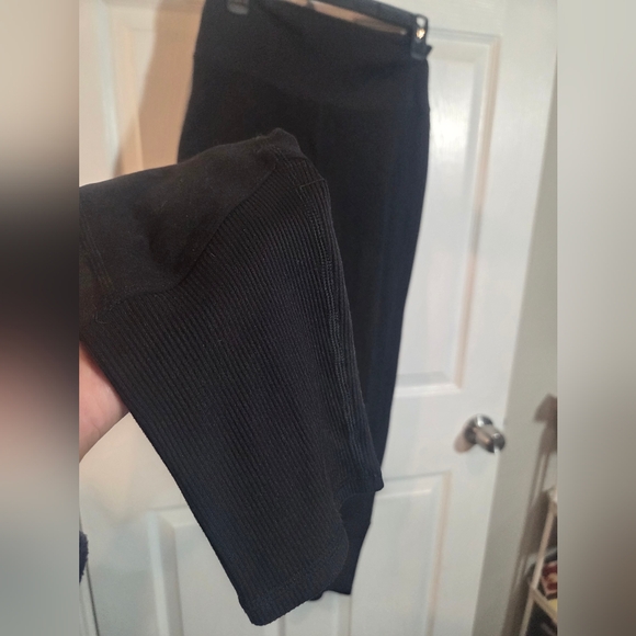 ALO Yoga Black Leggings - Picture 2 of 7